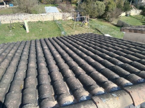 Démoussage d'une toiture avec une méthode hydrofuge sur la commune d'Auch